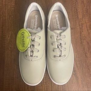 Grasshoppers Janey II women’s leather sneaker in Stone size 5.5 wide, brand new